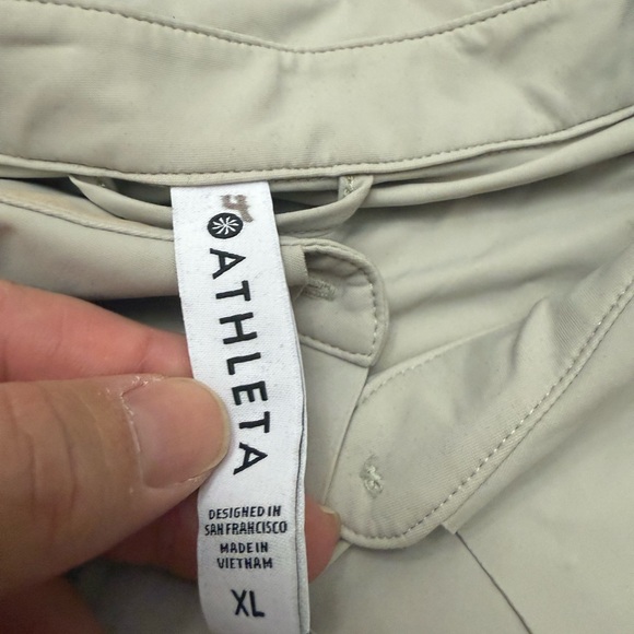 New with Tags Athleta Light Tan Button-Up Blouse - Picture 4 of 8